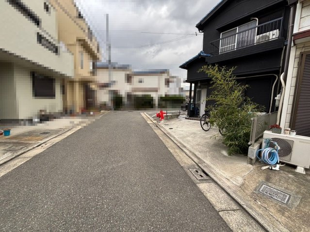 大野芝町　中古戸建の前面道路含む現地写真|全居室２面採光ですので、明るく風通しの良い室内に気持ちも明るくなりますね！