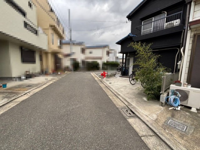 【前面道路含む現地写真】 | 大野芝町　中古戸建 | 全居室２面採光ですので、明るく風通しの良い室内に気持ちも明るくなりますね！