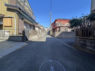【前面道路含む現地写真】 | 前面道路は通り抜けできませんので、小さなお子様がいるご家庭も安心です。