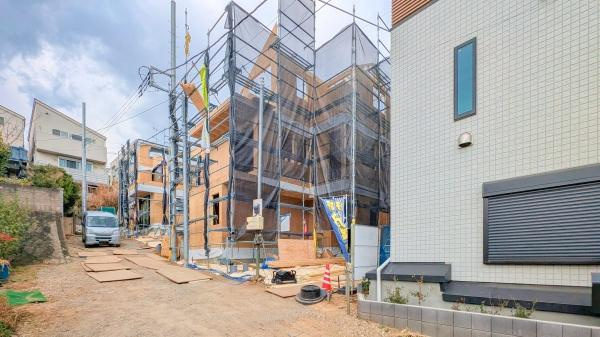 横浜市鶴見区岸谷２丁目の新築一戸建の外観|同仕様物件もご案内をさせて頂きます。
お車でご自宅まで送迎承ります。