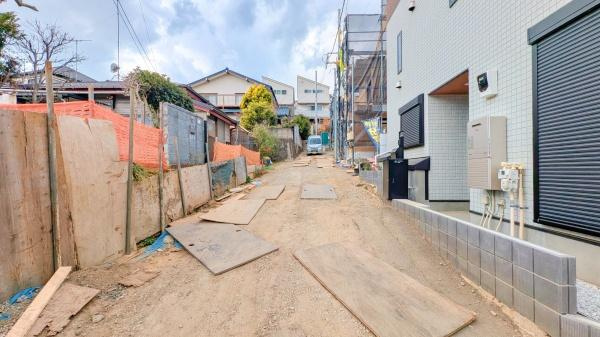 横浜市鶴見区岸谷２丁目の新築一戸建の前面道路含む現地写真|車通りが少ない為、小さなお子様にも安心です。
是非一度、現地へ起こしください。

