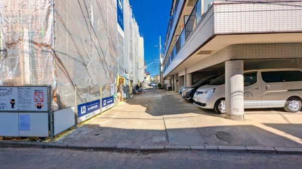 横浜市鶴見区矢向４丁目の新築一戸建の前面道路含む現地写真|車通りが少ない為、小さなお子様にも安心です。
是非一度、現地へ起こしください。

