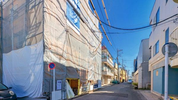 横浜市鶴見区矢向４丁目の新築一戸建の前面道路含む現地写真|車通りが少ない為、小さなお子様にも安心です。
是非一度、現地へ起こしください。

