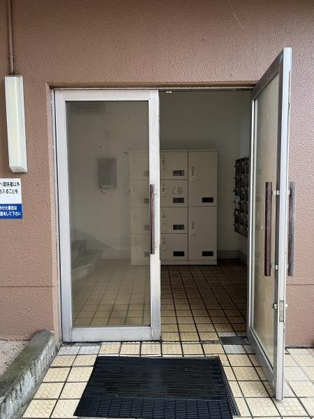 須山ビルのエントランス