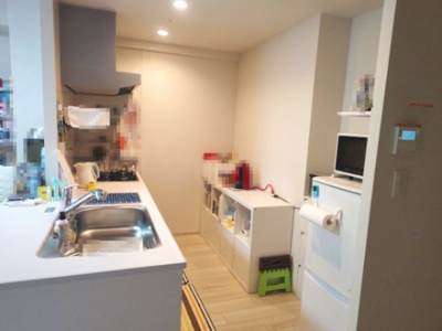 【キッチン】 | プレサンスロジェ住之江レジデンス | 人気の対面キッチン。ご家族とコミュニケーションを取りながら家事ができて毎日の食卓に華を添えます。