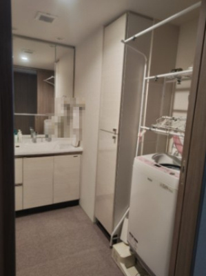 【独立洗面台】 | プレサンスロジェ住之江レジデンス | 十分な大きさの洗面台は、身だしなみチェックや歯磨きなど、余裕とゆとりを感じて頂けます。
