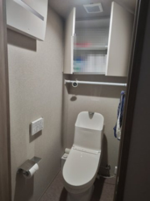 【トイレ】 | プレサンスロジェ住之江レジデンス | いつまでも清潔な空間を保てるように、お掃除のしやすいフロアと壁紙をチョイスしました。

