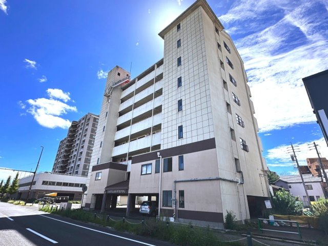 鳴神ビルの外観