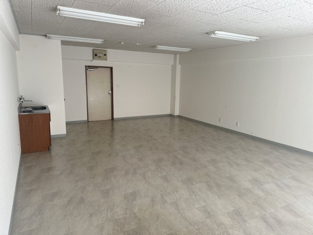 鳴神ビルの内装