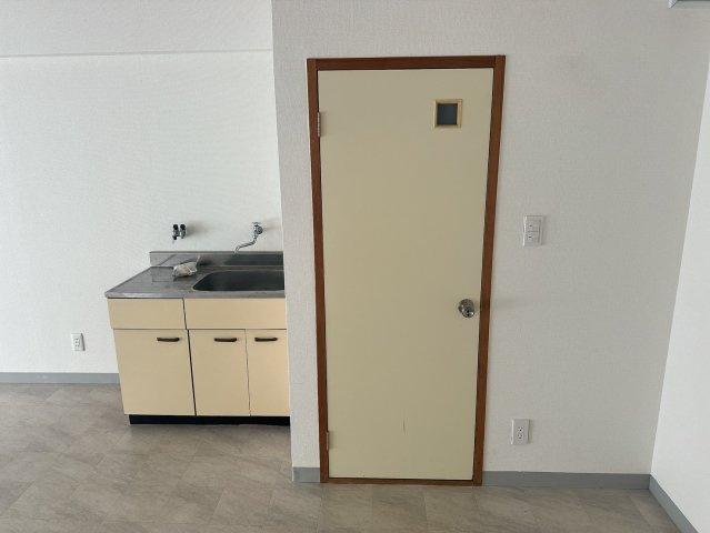 鳴神ビルの内装