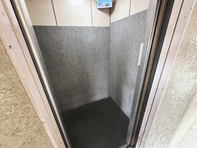 鳴神ビルのバルコニー