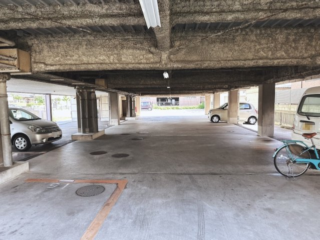 鳴神ビルの駐車場