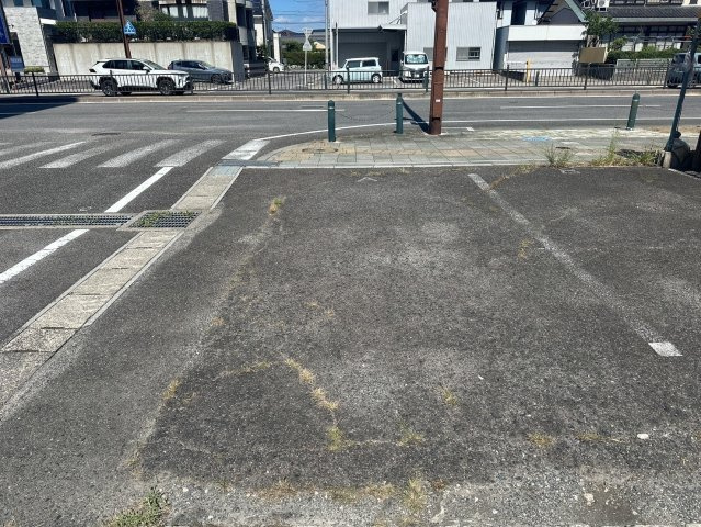 鳴神ビルの駐車場