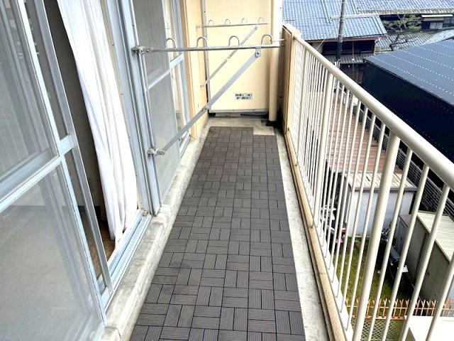 ハイツ伏見桃山のバルコニー|暖かな日差しのふりそそぐバルコニー