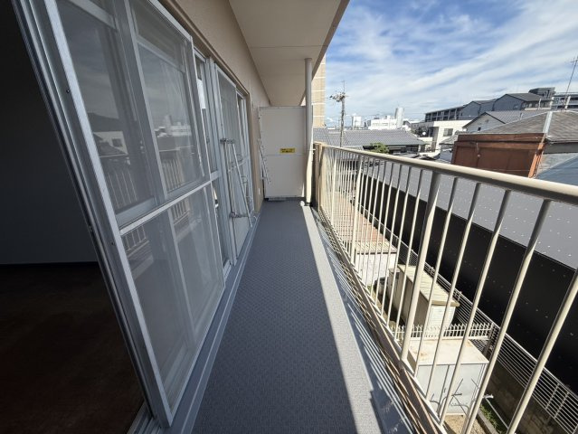 ハイツ伏見桃山のバルコニー|暖かな日差しのふりそそぐバルコニー