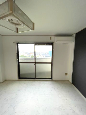 山口ハイツの洋室