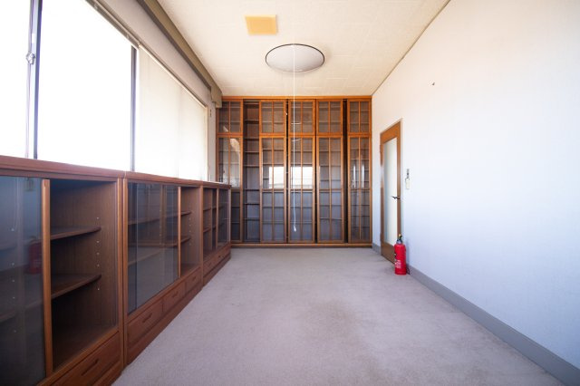足利市東砂原後町の中古一戸建の洋室|趣味部屋としてもお使いいただけるこちらの洋室は、本などの収納がたくさんできますよ(^ ^)