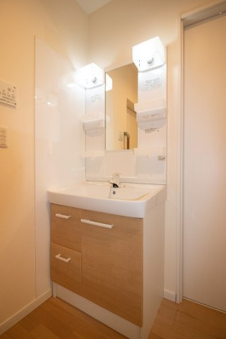 足利市東砂原後町の中古一戸建の独立洗面台|こちらは、1階の洗面台になります。