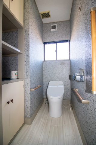 足利市東砂原後町の中古一戸建のトイレ|こちらは、2階のトイレになります。スタイリッシュなタンクレストイレになっております(^^)