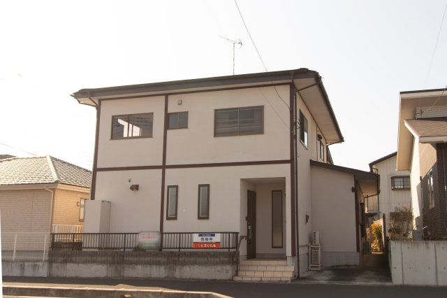 足利市東砂原後町の中古一戸建の外観|白を基調とし、洗練された外観が特徴的です(^ ^)