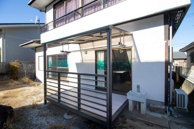 足利市東砂原後町の中古一戸建のその他|屋根付きテラスがあり、お洗濯物干し場の雨よけや日よけ・紫外線対策などに効果的です(^ ^)