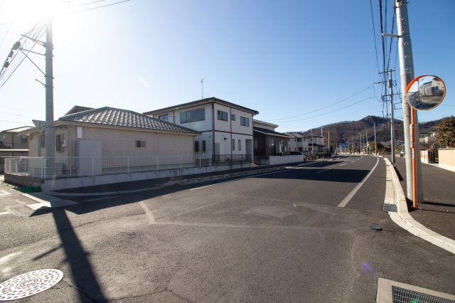 足利市東砂原後町の中古一戸建の前面道路含む現地写真|見通しの良い前面道路で車の出し入れもラクですね(^^)