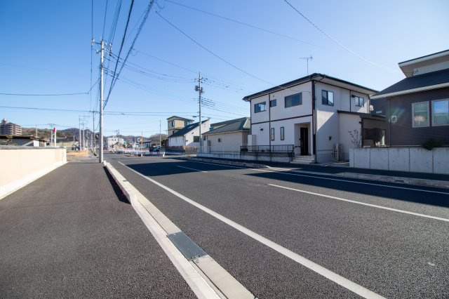 足利市東砂原後町の中古一戸建の前面道路含む現地写真|周辺交通量も少なく閑静な住環境ですよ(^ ^)