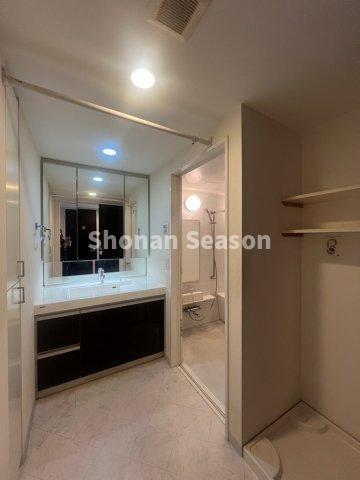 【独立洗面台】 | 大きな鏡が搭載し、身だしなみや髪の毛セットもしやすいですよ。