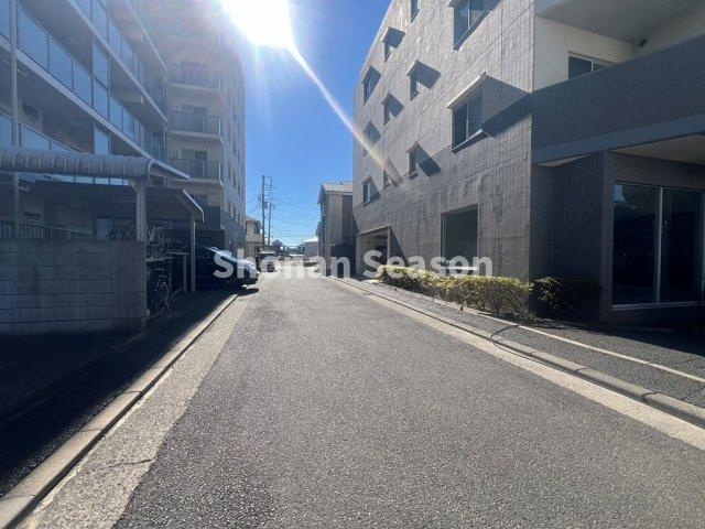 【周辺】 | コンビニやドラックストアが近くに揃い日々の暮らしに便利な立地◎　
平塚市民病院まで徒歩圏にございます。　
