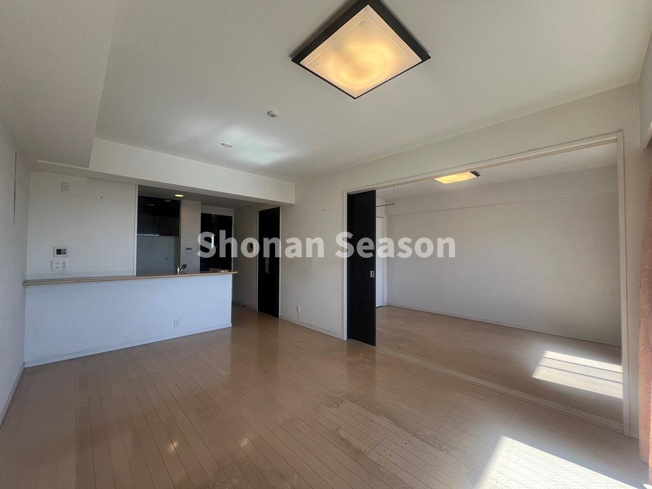 【居間・リビング】 | 南バルコニーから陽光たっぷり差し込む明るいリビングルームです。