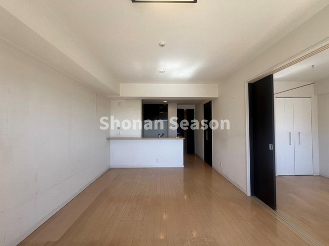 【居間・リビング】 | ナチュラルな色合いで、幅広い年齢層にもマッチする内装です。