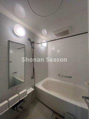 【浴室】 | 入浴時間が違っても、適温に沸かし直しができる追い焚き機能搭載！