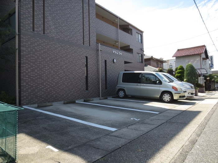 ドリームコートの駐車場