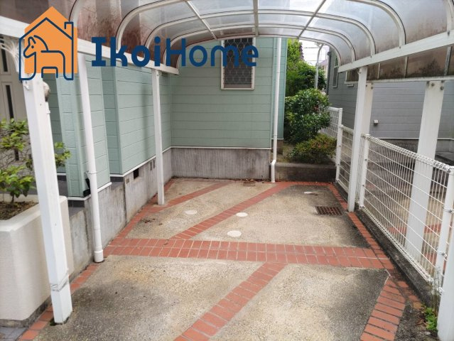 神戸市西区樫野台　中古一戸建の駐車場|●年中無休：当日予約可●広い庭にはウッドデッキを作ることで楽しみがかなり増え、お家でアウトドアも！