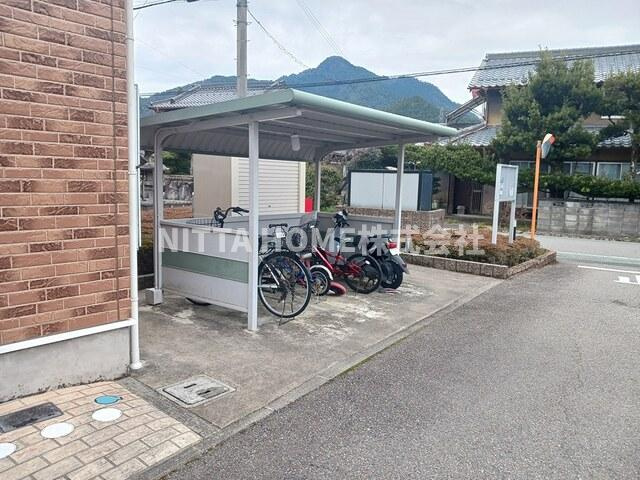 丹波市氷上町新郷のアパートのその他共用部分|屋根付きの駐輪場があります＊