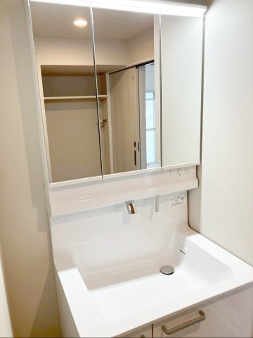 東峰マンション長者原の独立洗面台|洗面化粧台新規交換済み！ミラーキャビネットでスッキリ整理できます！