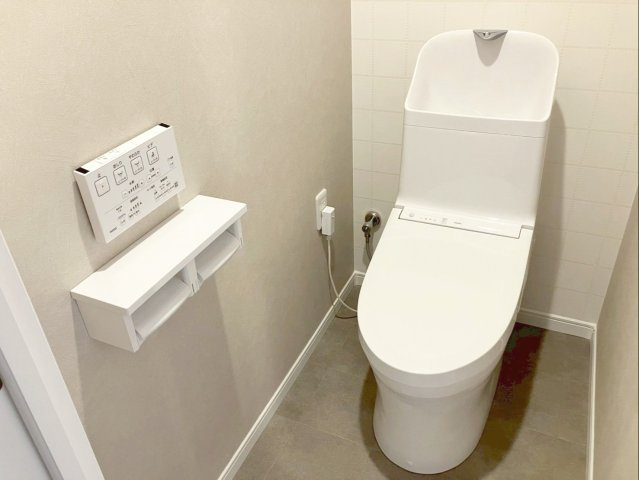 東峰マンション長者原のトイレ|手洗い場・温水洗浄機能付きのトイレ！新規交換済みです！