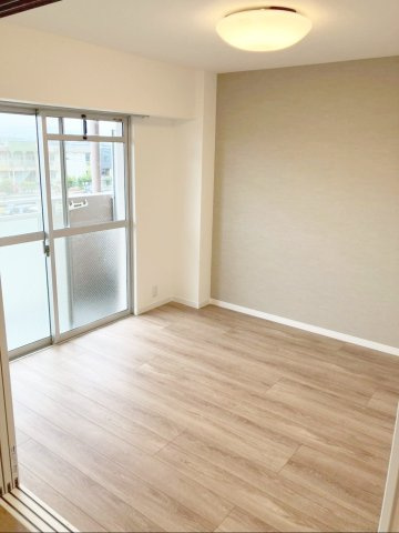 東峰マンション長者原の洋室|バルコニーへの出入りが可能な、使い勝手の良い洋室(約5.1帖)です！