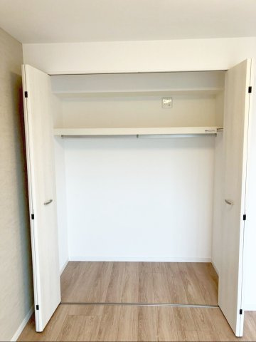 東峰マンション長者原の収納|クローゼットです！衣類のお手入れ用家電などを使うときに便利なコンセント付きです！