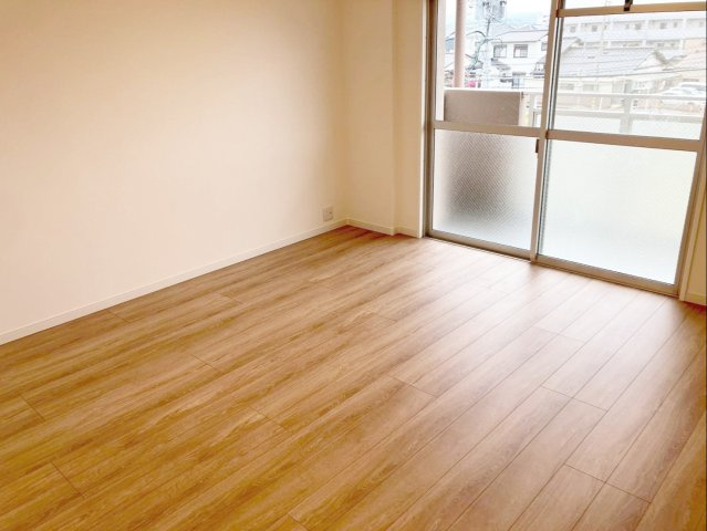 東峰マンション長者原の居間・リビング|南面バルコニーからの採光が取れた明るいリビングです！