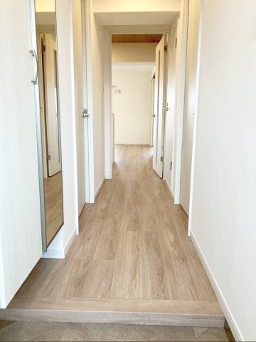 東峰マンション長者原の玄関|玄関には、外出前の身だしなみチェックに便利な全身鏡があります！