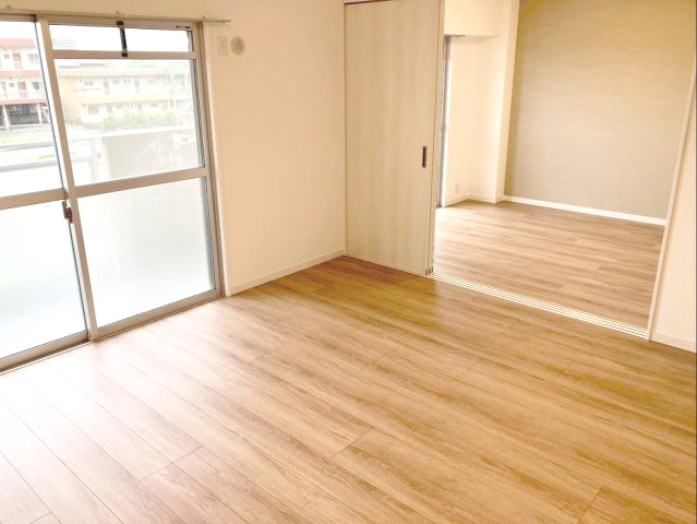 東峰マンション長者原の居間・リビング|約13.5帖のLDKです！南面バルコニーに面した明るい空間です！