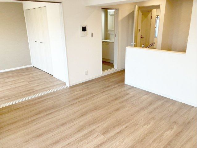 東峰マンション長者原の居間・リビング|リビング横の洋室を開放すると、より広々とした開放的な空間に！