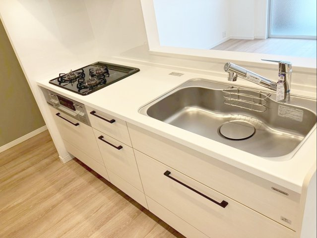 東峰マンション長者原のキッチン|お手入れしやすいシステムキッチンです！便利なスポンジホルダー付きのシンクです！