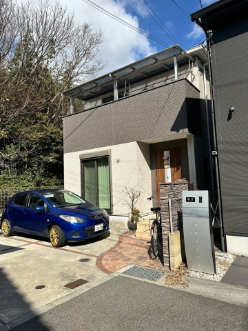 伊川谷町有瀬　築浅戸建の外観|●資料・カタログのご請求無料●現地見学可能●築7年の築浅戸建てになります。現在居住中の為、内部写真はありませんが、駐車スペースもかなり広く2台駐車可能で、非常に綺麗に使われています。