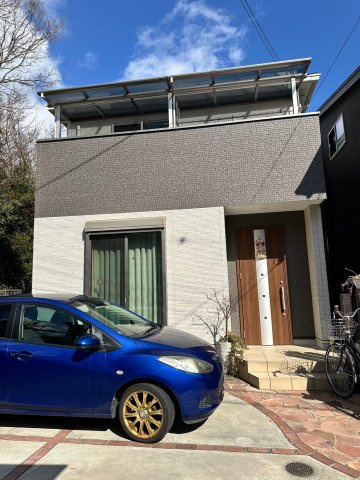 伊川谷町有瀬　築浅戸建の駐車場|●年中無休：見学時間9:00～20:00・当日予約可●LDKが18帖以上ありかなり広いです。空間が広いからこそ大型家具の配置も圧迫感なくできます。また収納力も高くお子様がいるご家族様にもお勧めです。