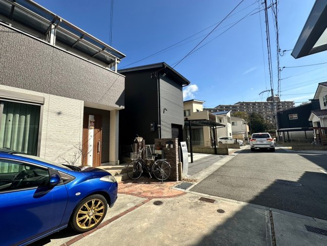 伊川谷町有瀬　築浅戸建の前面道路含む現地写真|●資料・カタログのご請求無料●現地見学可能●オール電化住宅になるので、光熱費の削減や火災の危険性の軽減、断水時にもお湯などを使える、キッチン周りのお手入れが楽などのメリットがあります。