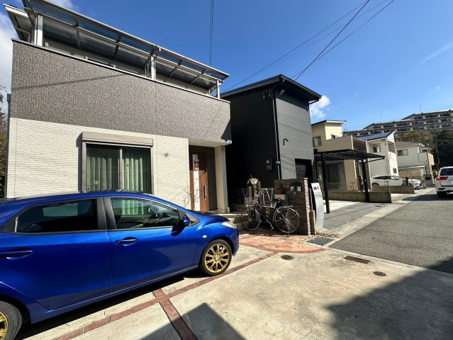 伊川谷町有瀬　築浅戸建の前面道路含む現地写真|～ご見学に関して～　平日や夜間でもご案内は可能です。お仕事の形態が多様化しておりますので、決まったお時間では中々身動きが取れないお客様も臨機応変に対応させて頂きます。