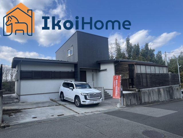 神戸市西区秋葉台2丁目　中古戸建の外観|●資料・カタログのご請求無料●現地見学可能●敷地には並列で2台駐車することができます。太陽光発電完備で光熱費の削減や蓄電することで災害時も安心です。とにかく内装がおしゃれなのでぜひ一度見てほしいです！