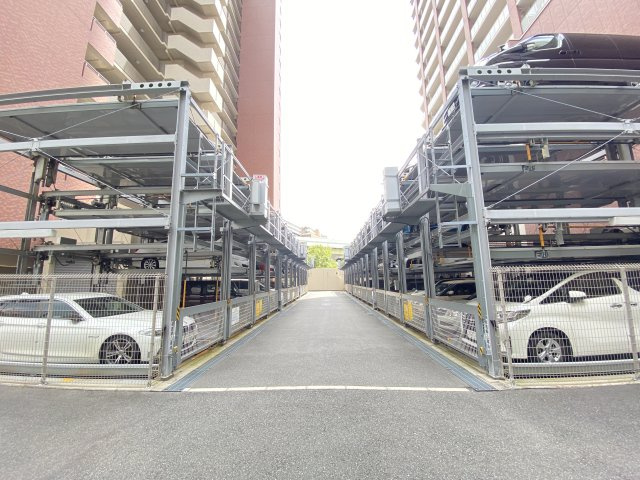 阿波座ライズタワーズ フラッグ46（OMPタワー）の駐車場